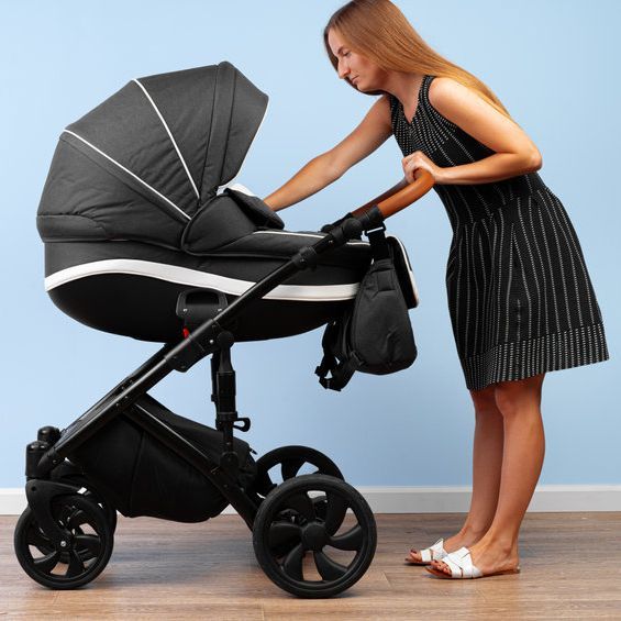 Mujer con carrito de bebé