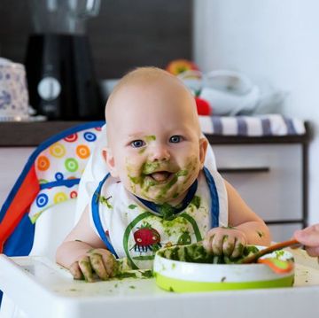 bebe comiendo puré