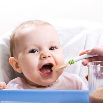 bebe comiendo de cuchara